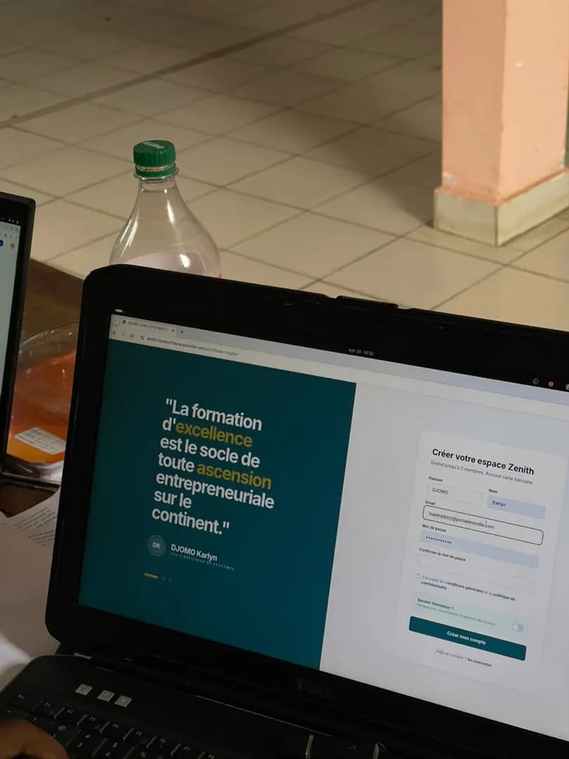 Un portable ouvert sur une plateforme de formation.