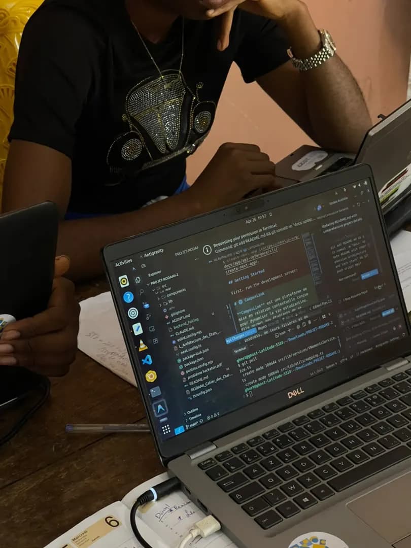 Du code à l’écran pendant une session du club.