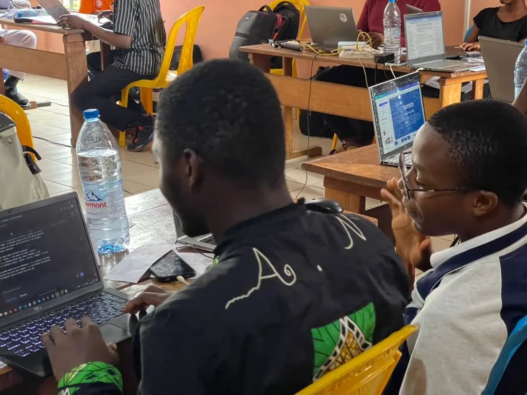 Des membres penchés sur leurs portables, en salle.